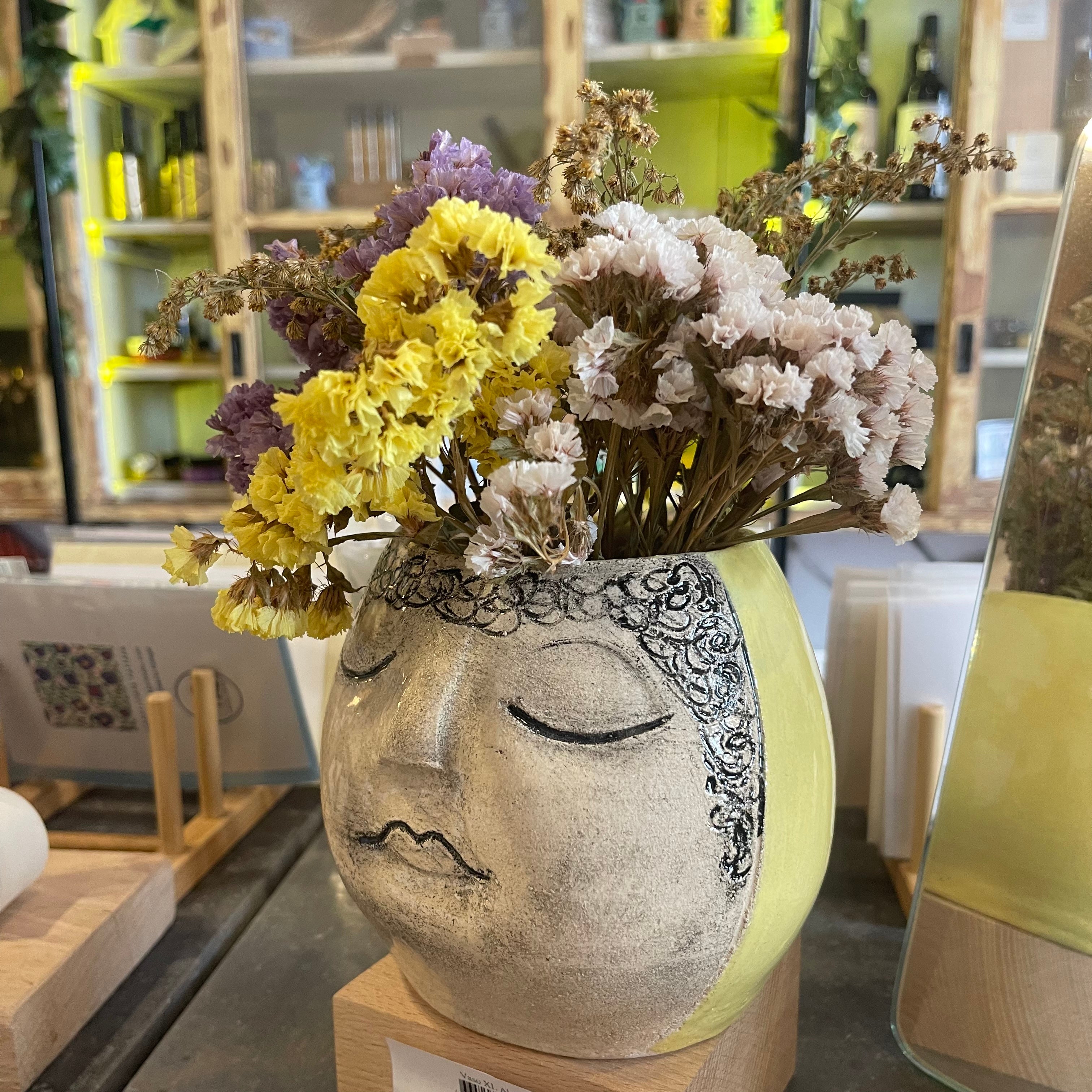Ceramic vase by Almavina